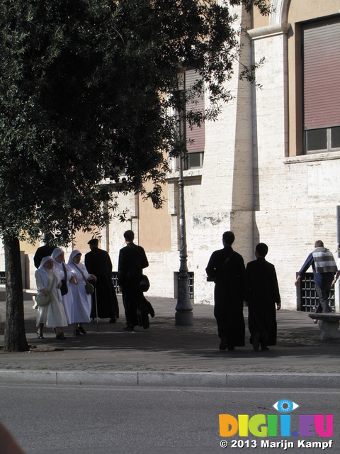 SX31091 White nuns and black priests